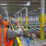 Von der Möglichkeit zu fotografieren, machten die Gäste beim Besuch des Amazon-Verteilzentrums in Meßkirch rege Gebrauch. | Bild: ...