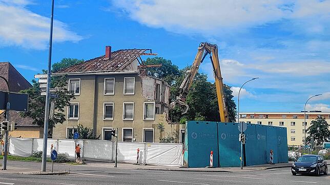 Das letzte alte Haus auf dem zukünftigen Schlossquartier bei der Friedenslinde wurde in den letzten Juli-Tagen abgerissen.