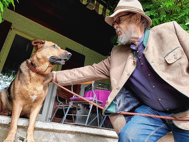 Dietram Hoffmann aus Nußdorf mit seiner Ella, einem Schäferhund-Mischling.