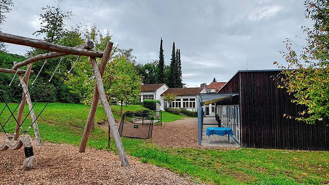 Im Vordergrund ist ein Spielgerät der Grundschule Wollmatingen zu sehen, rechts im Bild das Kernzeitgebäude und hinten (weiß) das alte ...