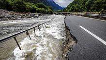 Im Juni riss der Fluss Moesa Teile der A13 weg. Massive Gewitter und Regenfälle hatten im Misox-Tal in der Südostschweiz für ...