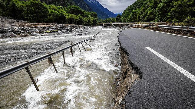 Im Juni riss der Fluss Moesa Teile der A13 weg. Massive Gewitter und Regenfälle hatten im Misox-Tal in der Südostschweiz für ...