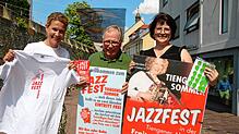 Sie freuen sich auf die 33. Auflage des Jazzfests Tiengener Sommer (von links): Lili und Kurt Reckermann und Nikola Kögel von der ...