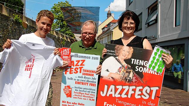 Sie freuen sich auf die 33. Auflage des Jazzfests Tiengener Sommer (von links): Lili und Kurt Reckermann und Nikola Kögel von der ...