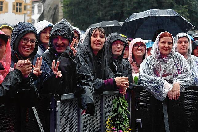 Bild 20: Regenfeste Wincent-Weiss-Fans in Salem
