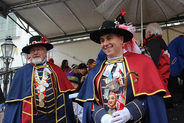 Alt-Zunftmeister Charly Fehrenbach (links) und amtierender Zunftmeister Andreas Narr auf der Ehrentribüne am Marktplatz.