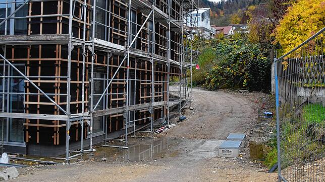 Das Gefälle in der Zufahrt zum Parkplatz hinter dem Volksbank-Neubau fiel in der Planungsphase keinem auf. Erst jetzt zeige es sich, so ...