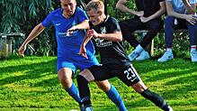Auch gegen den FC Neustadt gelang dem FC Gutmadingen kein Tor. Hier attackiert der Neustädter Tobias Gutscher (links) den Gutmadinger ...