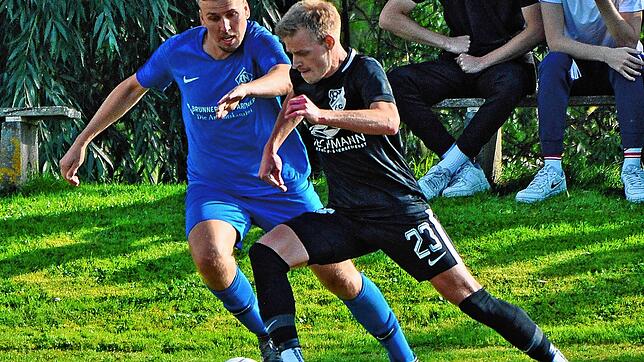Auch gegen den FC Neustadt gelang dem FC Gutmadingen kein Tor. Hier attackiert der Neustädter Tobias Gutscher (links) den Gutmadinger ...