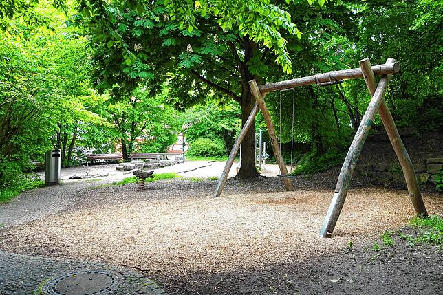 Der Spielplatz an der Grabenstraße hat zwei Bereiche. Im oberen halten sich gerne Jugendliche auf und würden sich über entsprechende ...