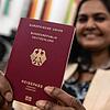 Der deutsche Pass ist für viele Migranten ein großes Ziel. Die politische Debatte geht an Geflüchteten nicht spurlos vorbei.
