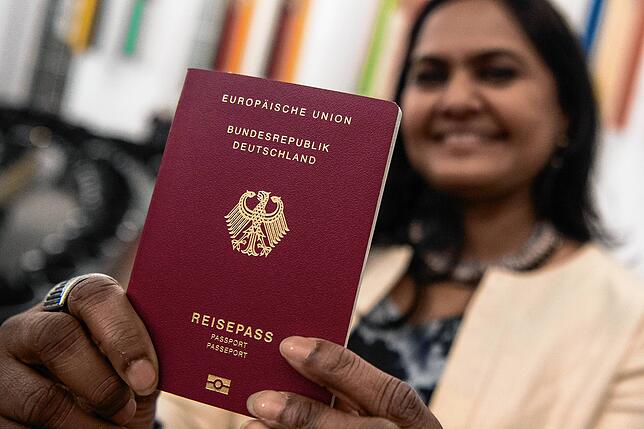 Der deutsche Pass ist für viele Migranten ein großes Ziel. Die politische Debatte geht an Geflüchteten nicht spurlos vorbei.