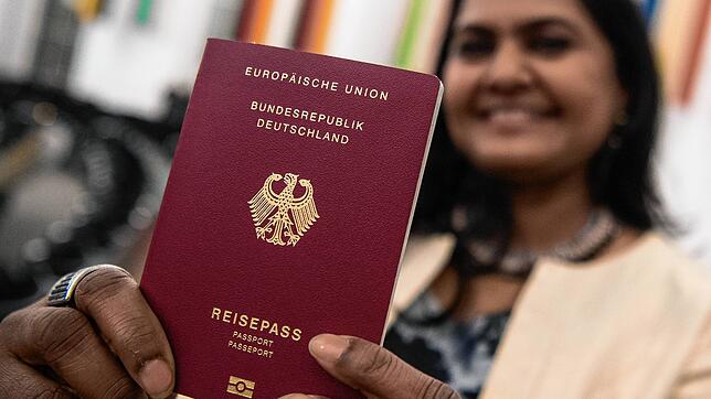 Der deutsche Pass ist für viele Migranten ein großes Ziel. Die politische Debatte geht an Geflüchteten nicht spurlos vorbei.