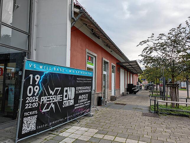 Große Plakate am Bahnhof verweisen auf das Event. Bild: Markus Schmitz