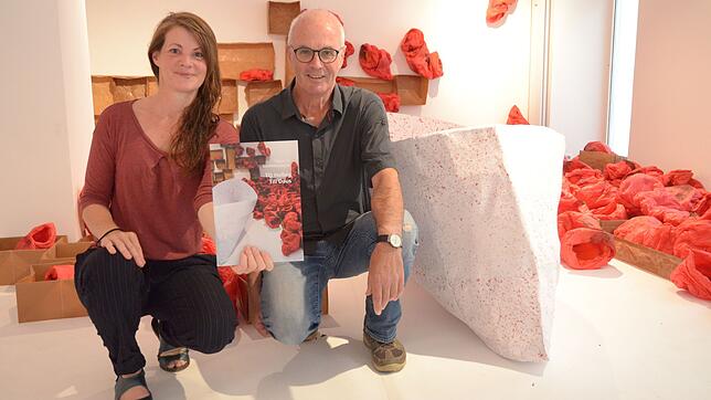 Irina Stengele und Bernhard Oßwald stellen den den jüngsten vom Kunstverein herausgegebenen Katalog vor.