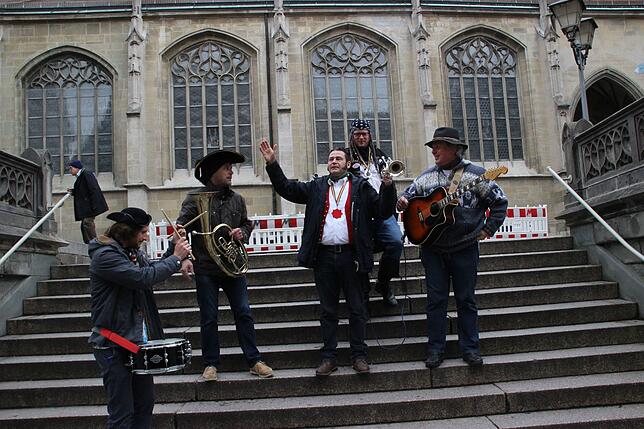 Besucher und Büttenredner ziehen musizierend und schunkelnd durch die Stadt.