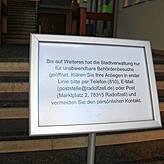 Die Rathaustüre auf dem Marktplatz in Radolfzell ist geschlossen: Ein Schild bittet um Kontaktaufnahme per E-Mail oder Telefon.