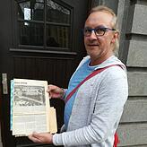 Daniel Groß mit der Zeitungsseite vom 18. November 1927, auf der der Bau dokumentiert ist.