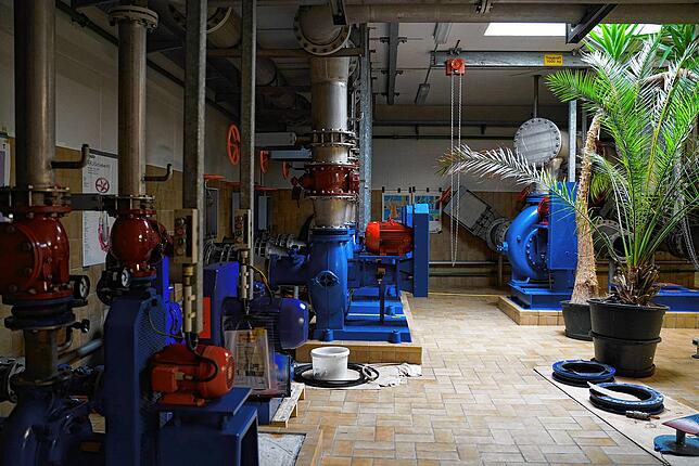 Die biologische Reinigung braucht viel Energie. Sie wird durch starke Pumpen unterhalb der Becken sichergestellt. In dem unterirdischen ...
