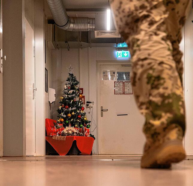 An verschiedenen Orte im Camp wurden die gelieferten Christbäume aufgestellt und festlich geschmückt.