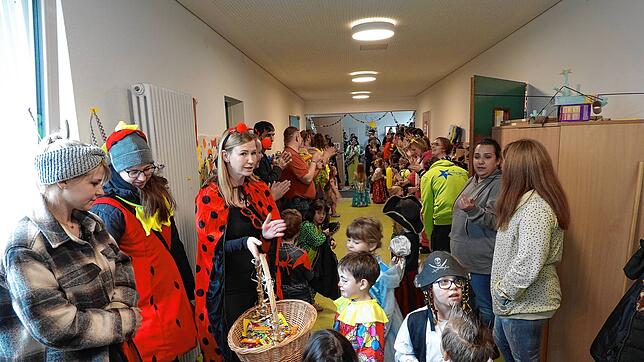 Dem Wetter geschuldet: Der Umzug wurde abgesagt, dafür sandte der Bürgermeister einen großen Korb &bdquo;Gummibärengrüße&ldquo;.