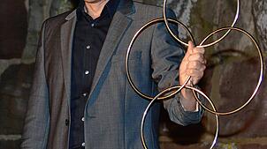 Wie von Zauberhänden verkeilen sich die Ringe beim Auftritt des Kabarettisten und Zauberkünstlers Helge Thun ineinander und auseinander. ...