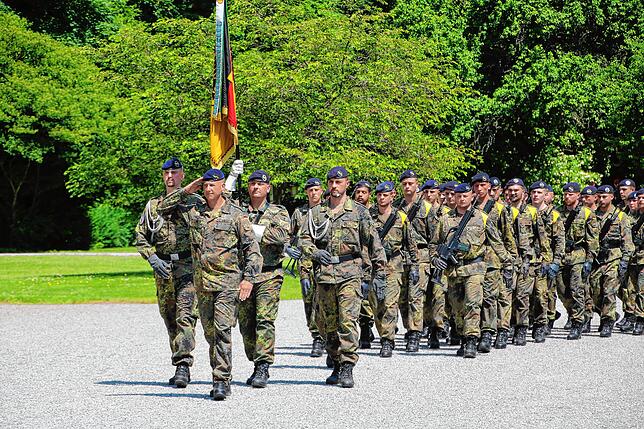 Bild 2: Soldaten aus dem Kosovo zurück in Donaueschingen: Die besten Bilder des feierlichen Appells vor dem Schloss