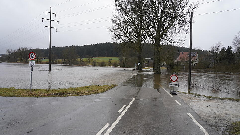 Überschwemmte Straße bei Beckhofen im Brigachtal.