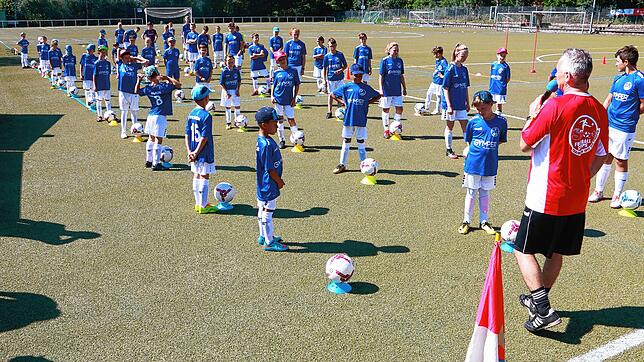 Für 51 Kinder dreht sich beim Fußballcamp des FC Alemannia Unrterkirnach am zweiten Ferienwochenende drei Tage lang alles um Fußball. ...