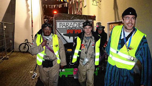 Bild 22: Buntes Treiben in der Niederburg &ndash; Hier sind die Hästräger und Schnurrgruppen unterwegs