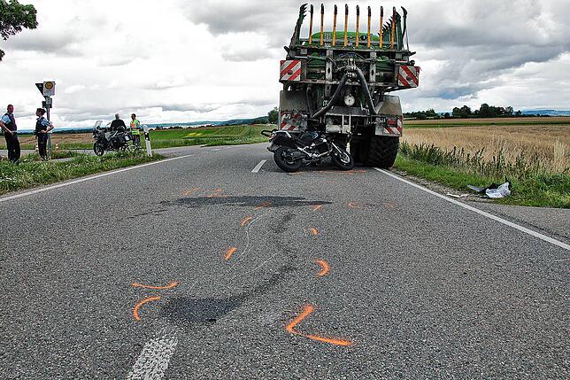 Auf der Straße hat die Polizei die Spuren des Unfalls markiert.