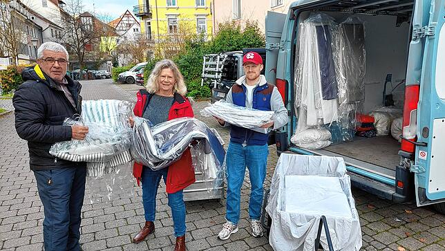 Wolfgang Bochtler und Solveig Kinseher (von links) von einer Ulmer Wäscherei liefern die von Brandgeruch befreite Wäsche für das Hotel ...