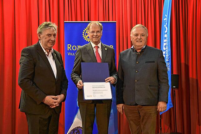 Arendt Gruben (Mitte) erhielt den Paul-Harris-Fellow für sein ehrenamtliches Engagement. Links Governor Bernhard Stiefel, rechts Klaus ...