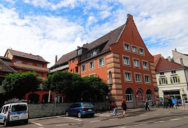 Das Hotel und Restaurant Ochsen am Mittwochnachmittag: Ein Handwerker repariert von außen das Dach des Gebäudes.