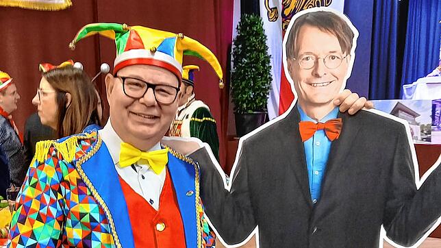 Michael Hanke, Geschäftsführer des Stockacher Krankenhauses am Morgen des Schmotzigen Dunschtig im Bürgersaal der Adler Post mit dem ...
