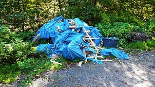 Eine größere Menge Müll wurde beim Waldparkplatz zwischen Lauchringen und Kadelburg entsorgt.