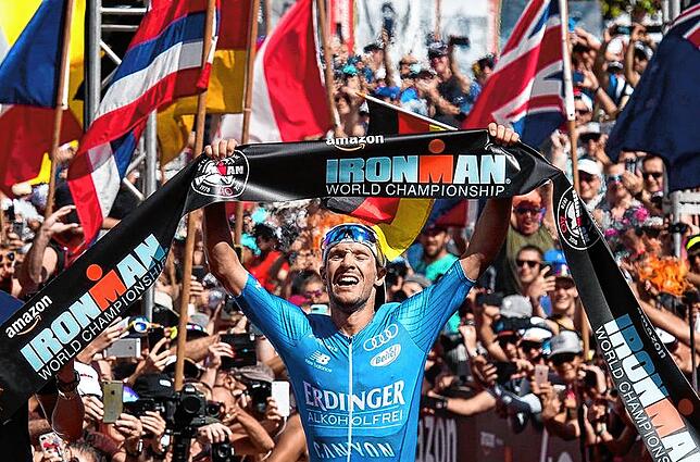 Oktober 2018 auf Hawaii: Bei der Ironman-Weltmeisterschaft jubelt Patrick Lange aus Deutschland nach 3,8 Kilometern Schwimmen, 180 ...