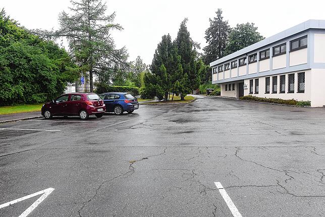 Auf dem Parkplatz am Villinger Hallenbad soll, befristet bis Ende September, ein provisorischer Stellplatz für Wohnmobil-Touristen ...