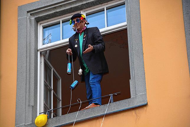Wagemutig steht Meersburgs Bürgermeister Robert Scherer im offenen Rathausfenster und lässt für den Narren Booster-Dosen am Seil hinab. ...