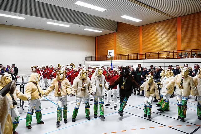 Die Bockzunft samt Zunftkapelle ließ es sich nicht nehmen, bei ihrer Rückkehr aus Tettnang dem wiedergewählten Schultes herzlich zu ...