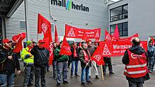 Beschäftigte der Firma Mall + Herlan GmbH in Neuhausen ob Eck streiken zum vierten Mal für mehr Lohn.
