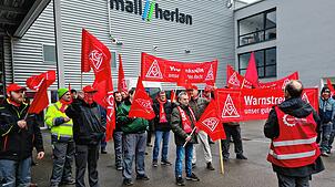 Beschäftigte der Firma Mall + Herlan GmbH in Neuhausen ob Eck streiken zum vierten Mal für mehr Lohn.