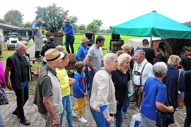 Bild 7: Festgottesdienst und Historische Marktgasse an der Sichelhenke in Bohlingen