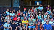 Fans des FV Tennenbronn und des SC Freiburg sitzen auf der Tribüne im Roßbergstadion zusammen und verfolgen die Begegnung anlässlich des ...