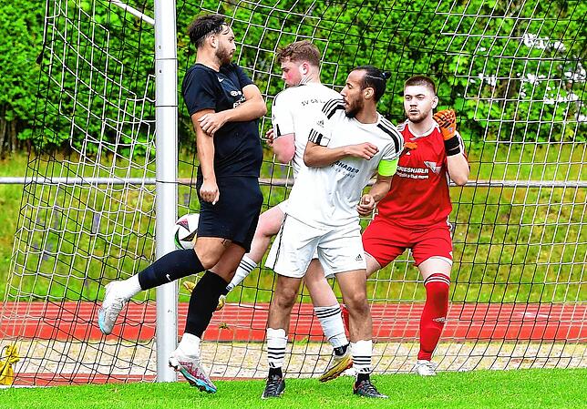 Kurioses Tor: Beim 8:0-Sieg gegen die U23 des SV 08 Laufenburg im Mai traf Toni Santoro (links) sogar mit dem Allerwertesten.