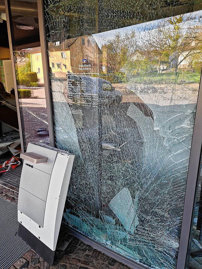Bild 16: Sprengung der Filiale der Volksbank Hochrhein in Albbruck: Erdrückende Bilder vom Tatort