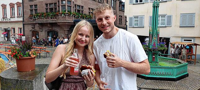 Maxima Strobel und Louis Merk aus Meßkirch lassen sich ihre Burger schmecken.