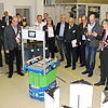 Mitglieder des Innovationsnetzwerks Schwarzwald-Baar-Heuberg beobachten bei der Firma Asys Tecton in Mönchweiler wie ein kleiner Roboter ...