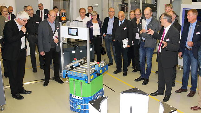 Mitglieder des Innovationsnetzwerks Schwarzwald-Baar-Heuberg beobachten bei der Firma Asys Tecton in Mönchweiler wie ein kleiner Roboter ...