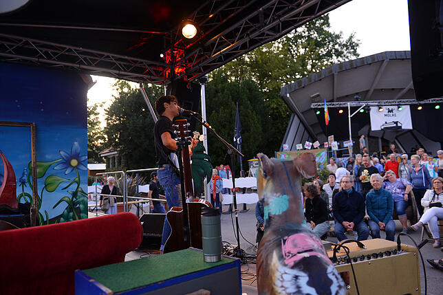 Bild 14: Akrobatik, Clownerie und Musik unter freiem Himmel: Farbenfrohe Momentaufnahmen vom Kulturufer